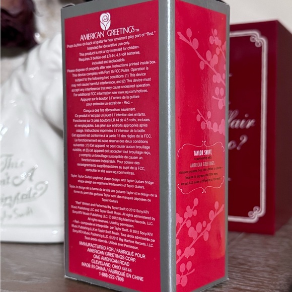 Taylor Swift RED Musical Guitar Vintage Christmas Ornament NEW - Picture 3 of 5